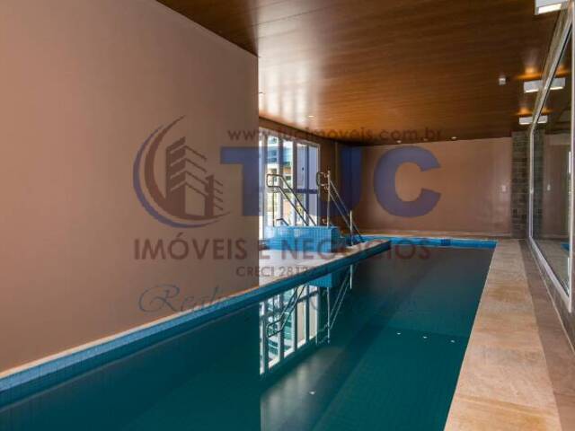 ÁREA DE PISCINA COBERTA